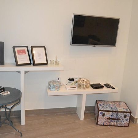 Appartamento New Charming Flat In The Heart Of Lisbona Esterno foto